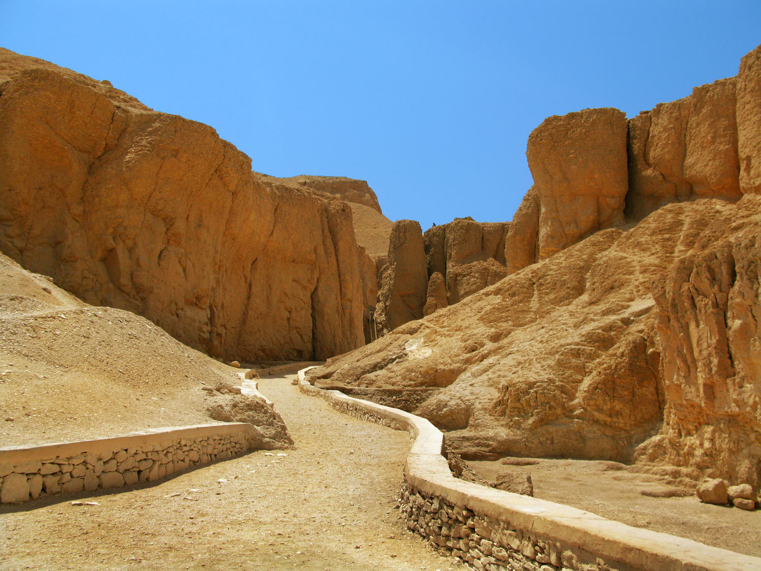 Mısırlı şarkıcının 1100 yıllık mezarı yeryüzüne çıkarıldı!