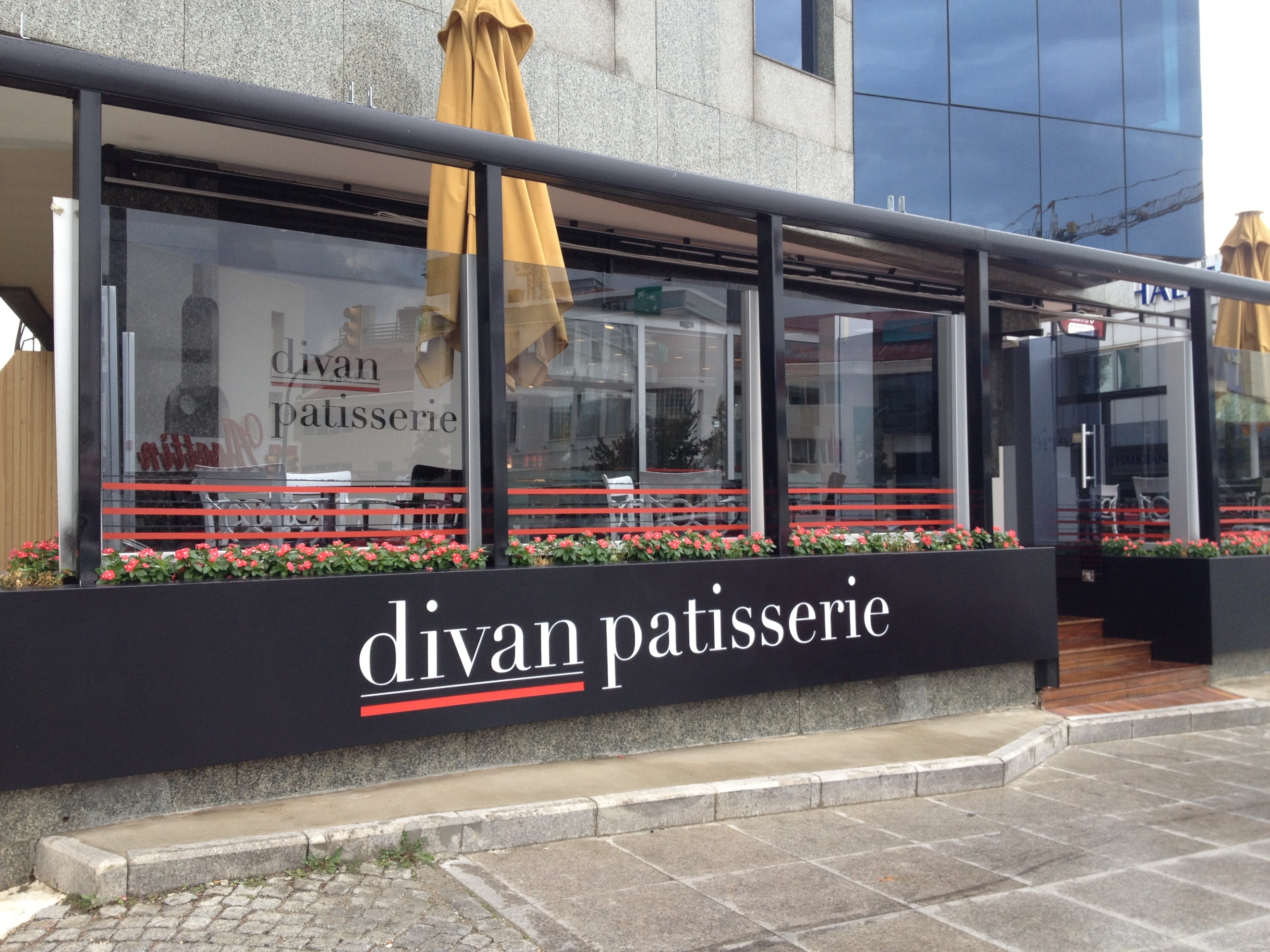 Lezzet vahası Divan Pastanesi Altunizade açıldı