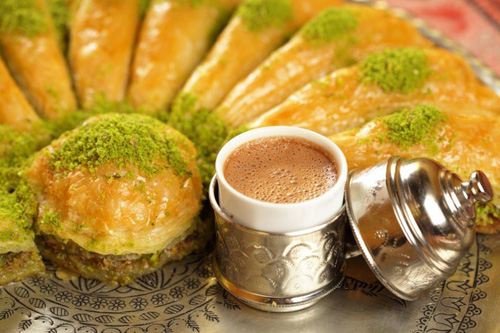 Güllüoğlu’nun tarihi dokuya uygun lezzetleri Fatih’te