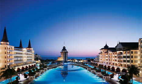 Mardan Palace da İstanbul mimarileri eşliğinde açık havuz deneyimi