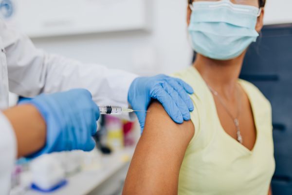 İngiltere’den yeni karar: İki doz aşı olan AB ve ABD vatandaşları karantinadan muaf